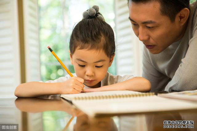 “天天陪孩子亲子关系还是不好？”因为你只是在“假性陪伴”孩子