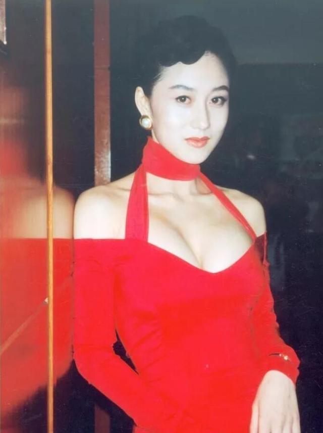 巴黎名媛舞会，李连杰利智之女站中间却完败，邱淑贞女儿出尽风头