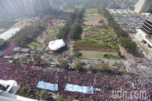 挺韩大游行现场破30万人 韩粉士气高昂高呼“下架蔡英文”