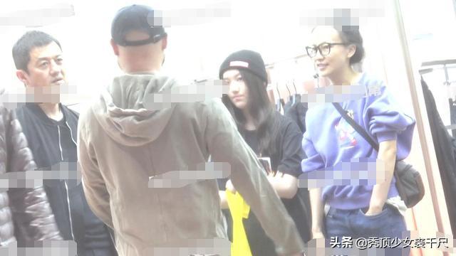 李亚鹏带女儿出门逛街购物，李嫣坐爸爸大腿上休息父女俩亲昵十足