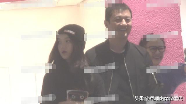 李亚鹏带女儿出门逛街购物，李嫣坐爸爸大腿上休息父女俩亲昵十足