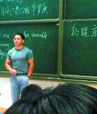 清华学子考试前集体拜杨幂，杨幂大伯不满：她根本不懂数学