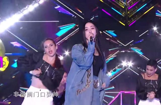 芒果台跨年比美：吴昕不如沈梦辰抢眼，杨幂少女，杨紫成全场最美