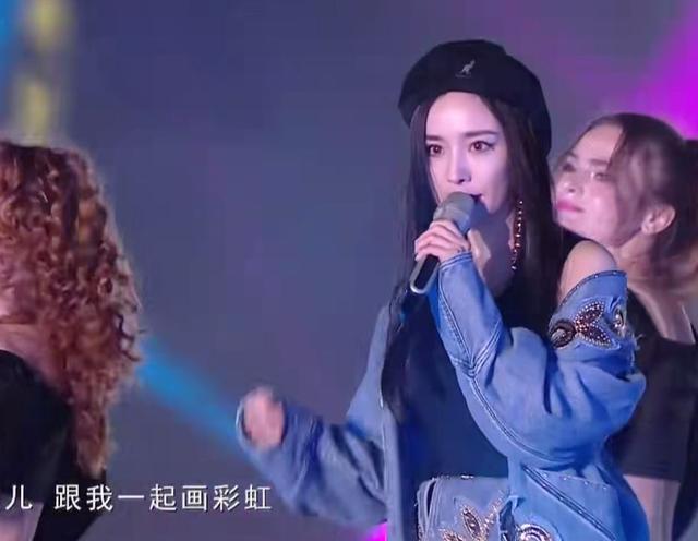 芒果台跨年比美：吴昕不如沈梦辰抢眼，杨幂少女，杨紫成全场最美