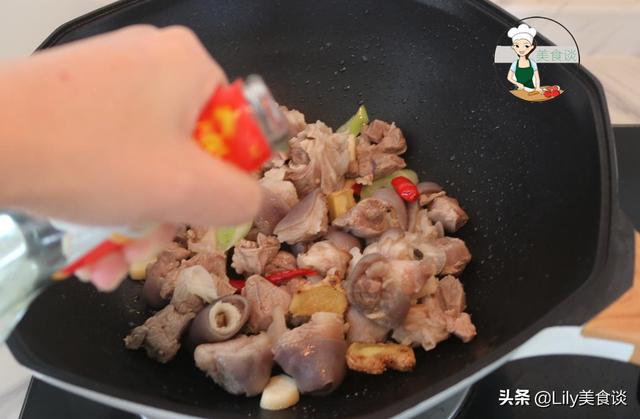 炖羊肉时，别盲目加大料，多加这两样食材一起炖，羊肉香还没膻味