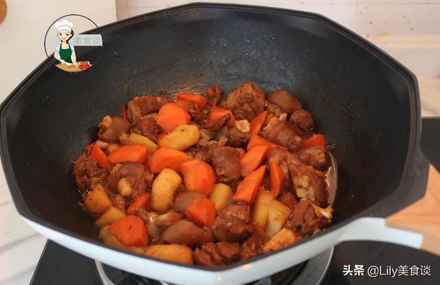 炖羊肉时，别盲目加大料，多加这两样食材一起炖，羊肉香还没膻味