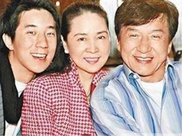 1982年成龙迎娶金马影后林凤娇，为何结婚戒指只是一枚旧指环？