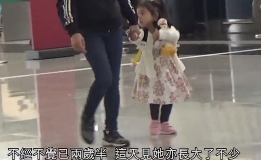 郭晶晶夫妇一家出游，三胎幼女首曝光，模样太像霍启刚