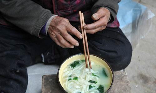 中老年人每天尽量维持空腹状态，一天两餐才是最健康的？错