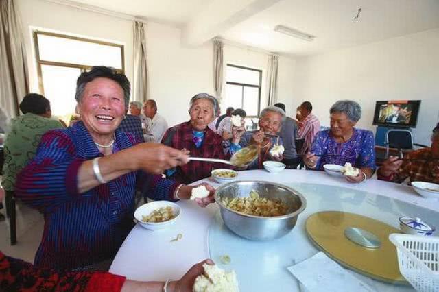 中老年人每天尽量维持空腹状态，一天两餐才是最健康的？错