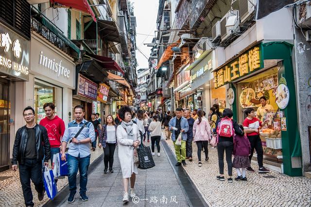 中国最热闹的旅游手信街，牛肉干和饼类免费品尝，就在澳门