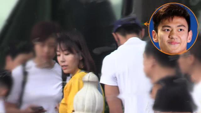 宁泽涛绯闻女友携一名男孩现身，被爆料已婚且育有两子