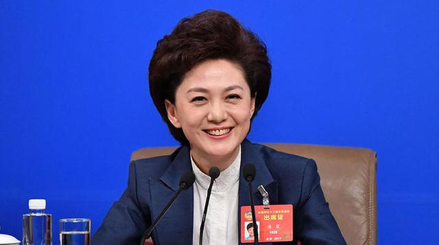 央视主持人海霞，回老家毫无架子，化身村姑：扭秧歌、下地干农活