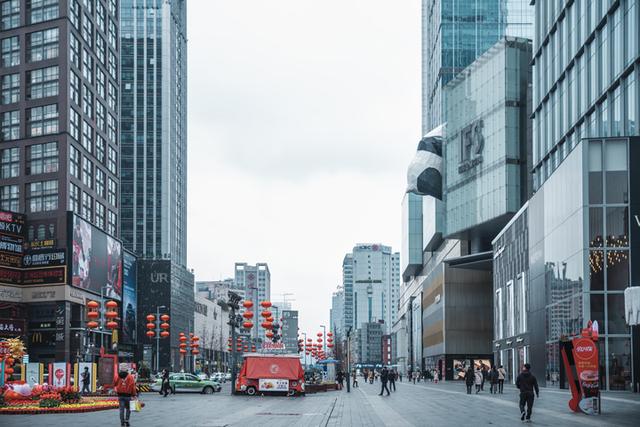 成都开始复工了，街上地铁的人逐渐多了起来