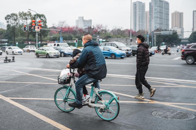 成都开始复工了，街上地铁的人逐渐多了起来