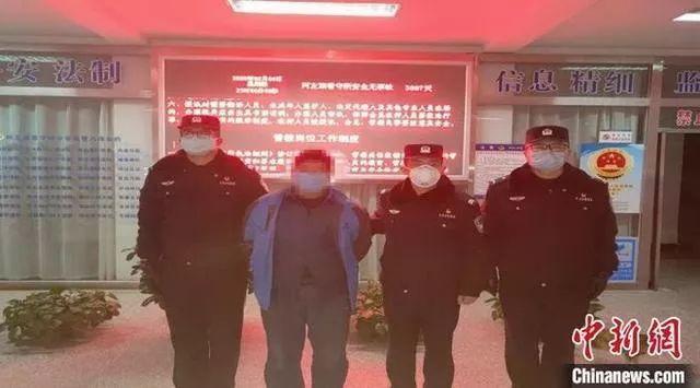 图为犯罪嫌疑人被抓获。 警方供图