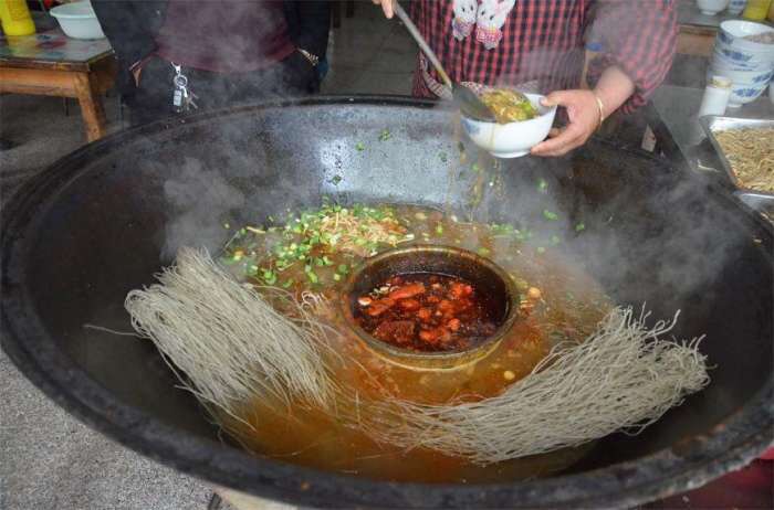 夫妻街边卖美食，店铺普通不起眼顾客却络绎不绝，每天卖出5百碗