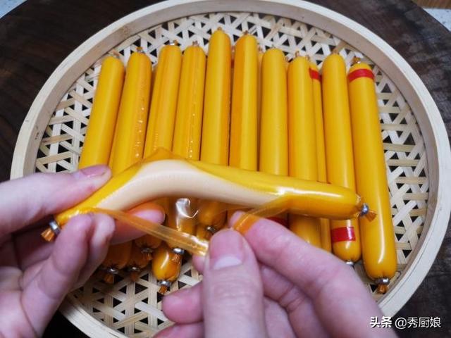 吃了30年火腿肠才知道，铝环下这个“小机关”，轻轻一拉自动剥开