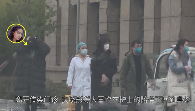 关晓彤携妈妈发热门诊就医，母女全副武装气氛不对劲