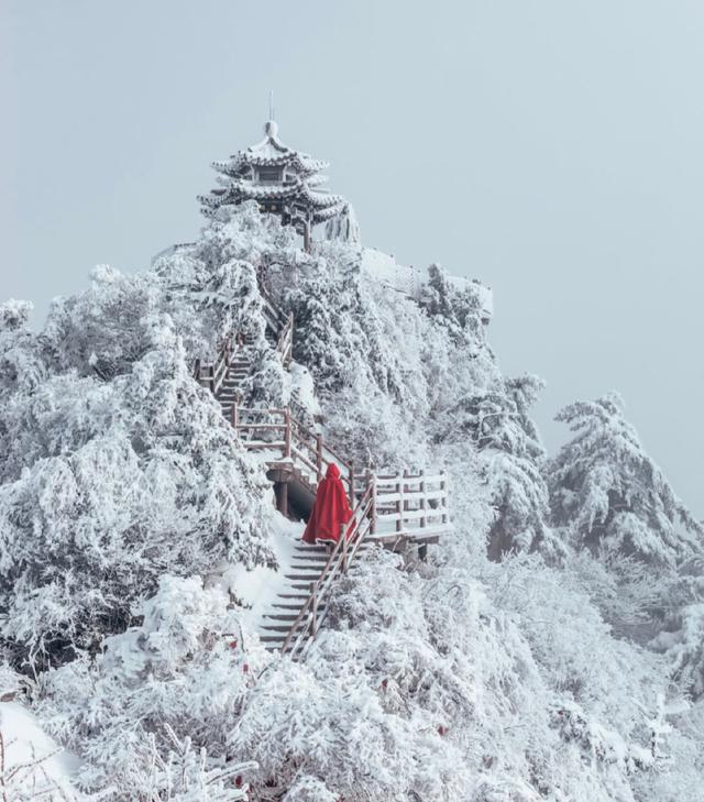 全球黄金最多的山顶！下雪后就成了“云顶天宫”，是老子得道之地