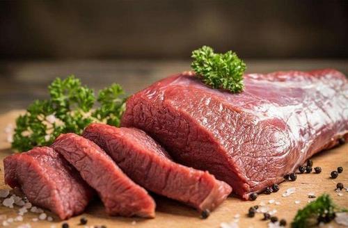 “假牛肉”怎么制作出来的？网友：日常吃到牛肉可能是假的