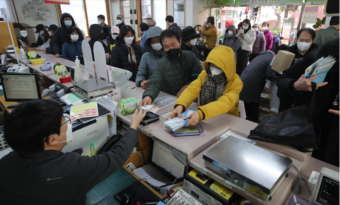 韩国拟全面禁止口罩出口 民众每人每周限购2个