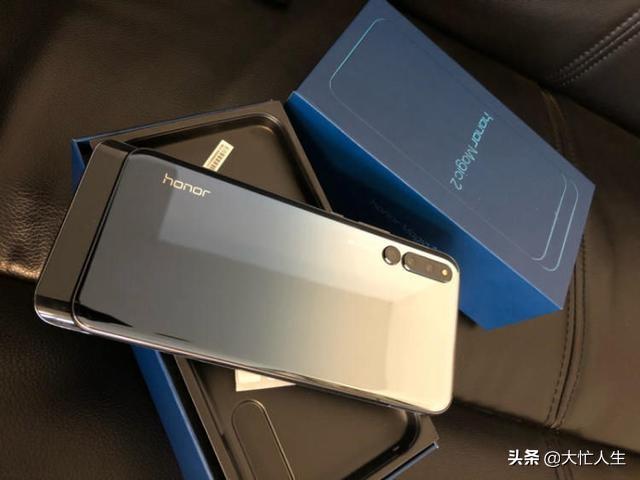 从4K跌到2K档，40W+256GB，难道“顶级华为”荣耀手机卖不动了？