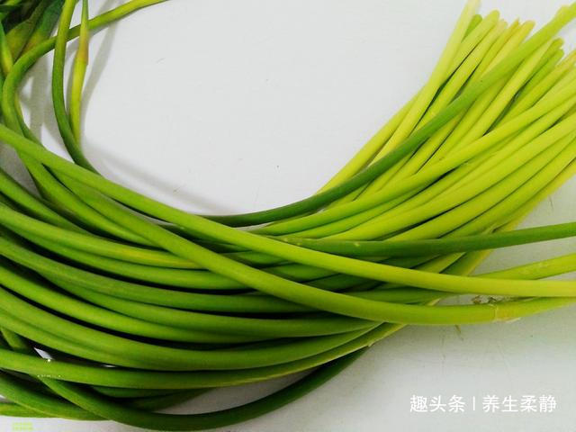 年菜备选“蒜苔炒肉丝”，多加一步，肉丝滑嫩，蒜苔入味好吃