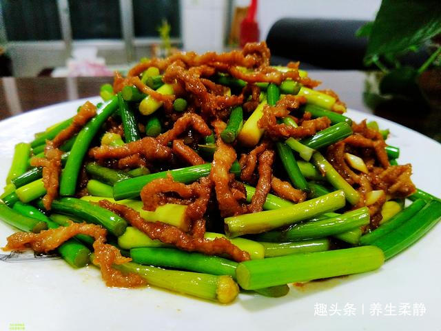 年菜备选“蒜苔炒肉丝”，多加一步，肉丝滑嫩，蒜苔入味好吃