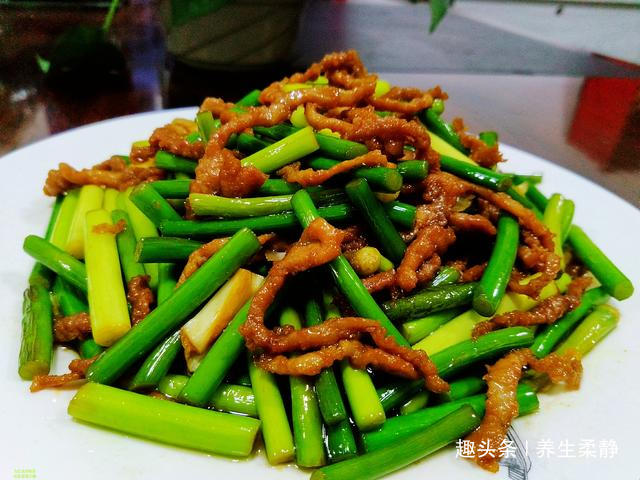 年菜备选“蒜苔炒肉丝”，多加一步，肉丝滑嫩，蒜苔入味好吃