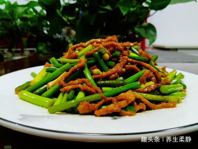 年菜备选“蒜苔炒肉丝”，多加一步，肉丝滑嫩，蒜苔入味好吃