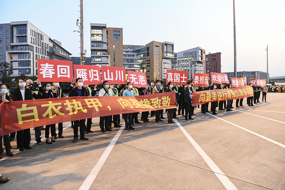  3月18日下午，上海支援湖北医疗队的首批返沪队员，在圆满完成各项医疗救治任务后回到上海。市委书记李强到上海虹桥机场迎接，代表市委、市政府和全市人民，欢迎白衣战士平安凯旋。停机坪上，工作人员高举“感谢最美逆行者”“真国士勇担当”等欢迎标识，致敬白衣天使。陈正宝 张驰 图