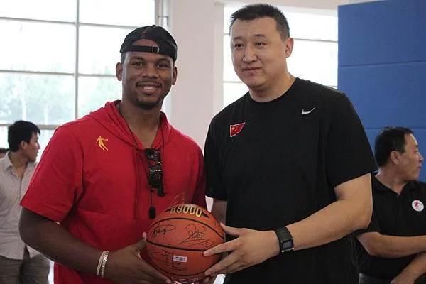 NBA历史十大趣事：韦德把对手球鞋扔界外，巴克利亲驴屁股