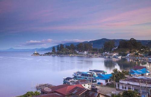 印尼一个著名景点，湖中有岛，岛中有山的奇特景观，游客不能错过