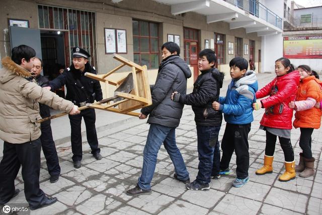 软弱被人欺！面对校园暴力，家长必须教会孩子这3点