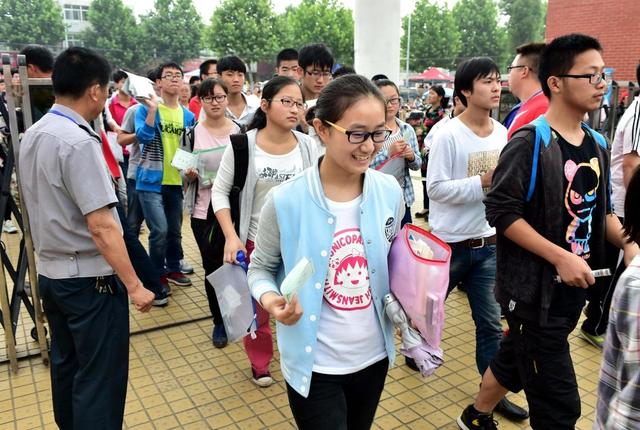 2019高考首日：语文太难，数学难度更大，明日考试难度下降明显？