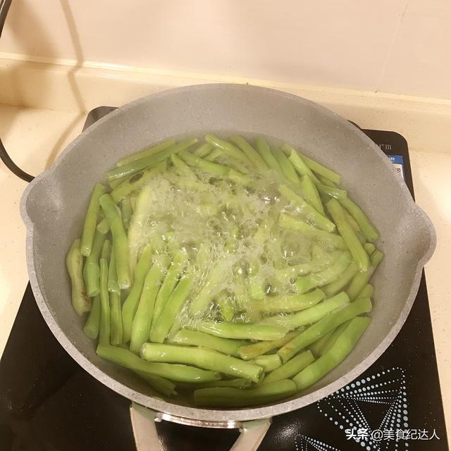 炒豆角总是有生味？大厨分享一个技巧，豆角香软不夹生，还很入味