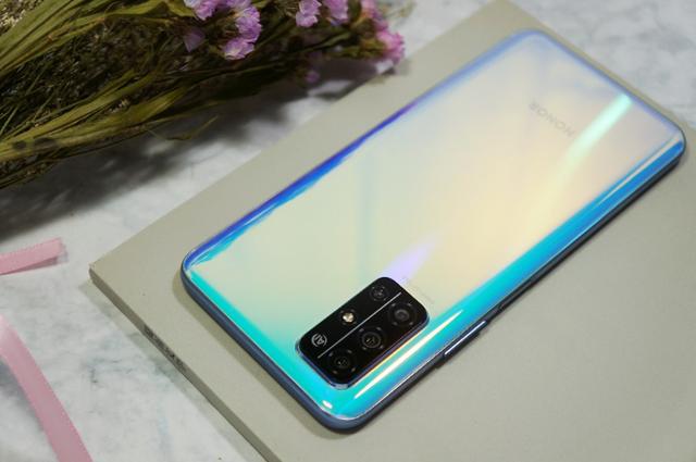 荣耀30S靠颜值再攀巅峰？对比过气旗舰机OPPO R17 Pro，旗鼓相当