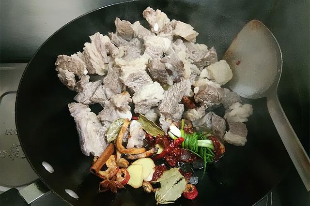 土豆烩牛肉，学会这几招，牛肉软烂不塞牙，土豆香糯，解馋下饭