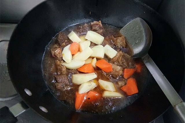 土豆烩牛肉，学会这几招，牛肉软烂不塞牙，土豆香糯，解馋下饭