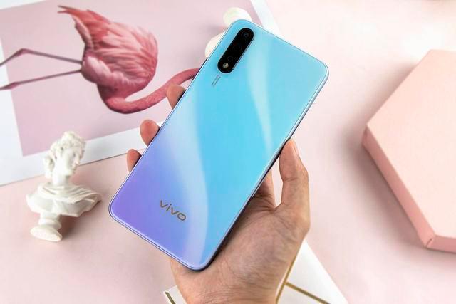 vivo前来搅局，良心价+4500mAh+4800万三摄+256G，比华为少800