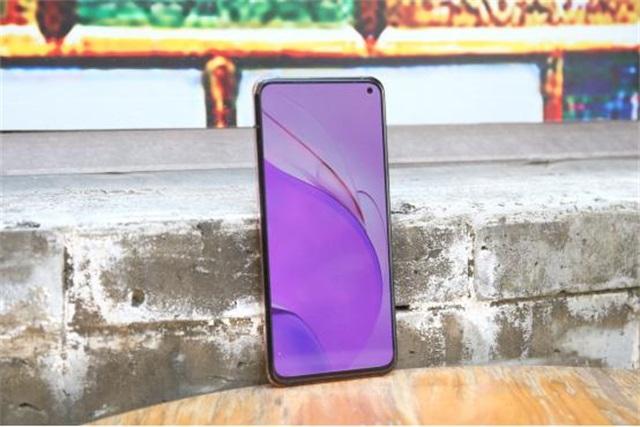 oppo诚意出手，5G良心价+6400万四摄+120Hz+4200mAh，比vivo少800