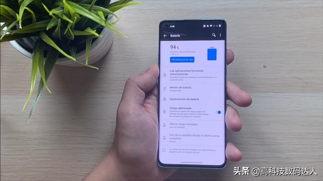 被人称为旗舰机“终结者”的OnePlus 8手机，能否超越小米10呢？