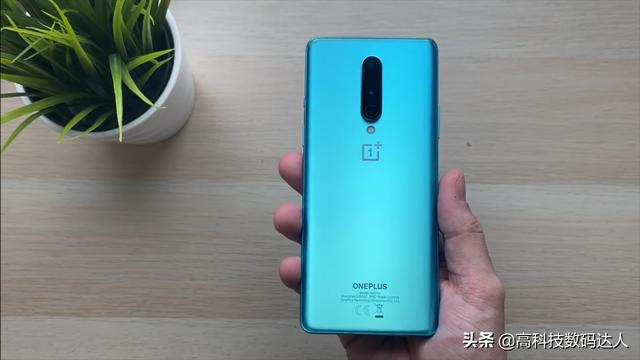 被人称为旗舰机“终结者”的OnePlus 8手机，能否超越小米10呢？