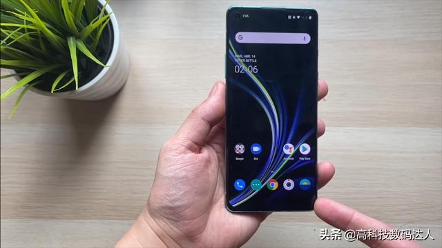 被人称为旗舰机“终结者”的OnePlus 8手机，能否超越小米10呢？