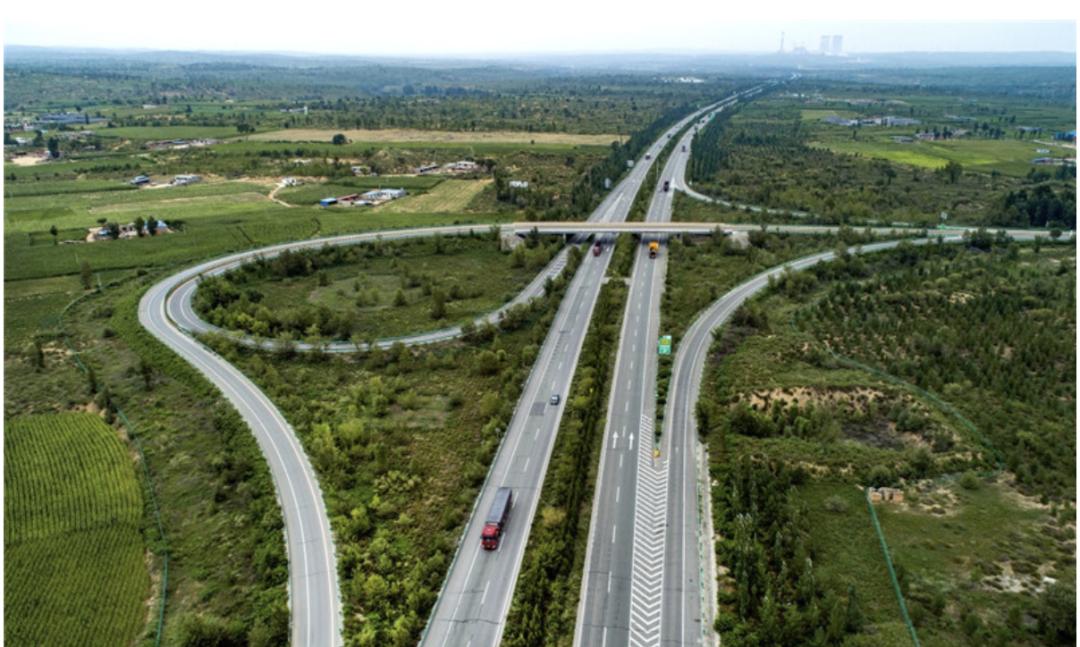 穿越毛乌素沙漠的榆靖高速，是中国建成的第一条沙漠高速公路 图源：新华社