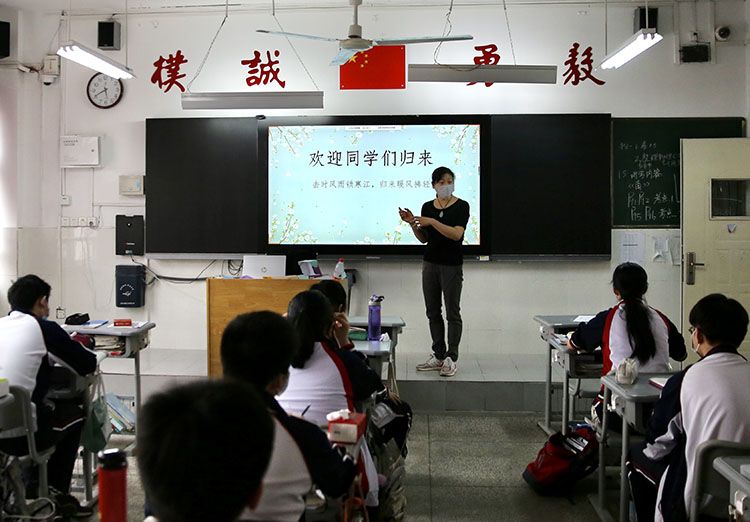  班主任欢迎高三学生重返校园。