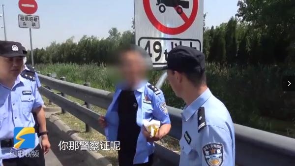 “警察”穿衣不系扣？！缉毒民警一查，竟是“在逃犯”