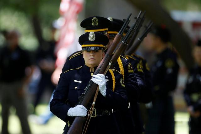 美士兵和警察激烈交战，伤亡惨重！五角大楼下令严查，杜文龙点评