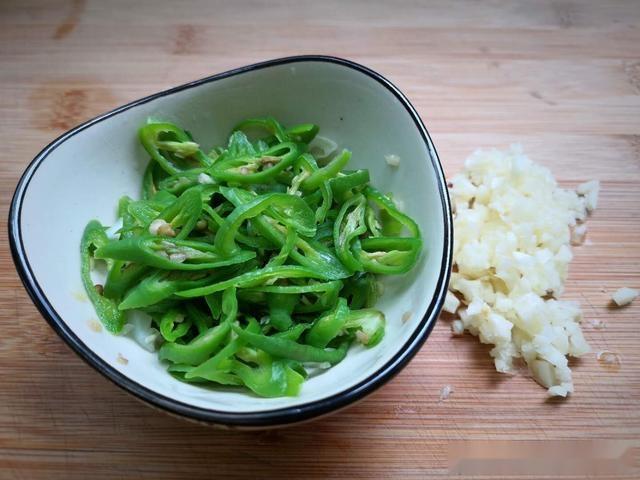 6月吃这菜真舒服，两块钱拌一盘，隔天必做一次，家里老少都喜欢